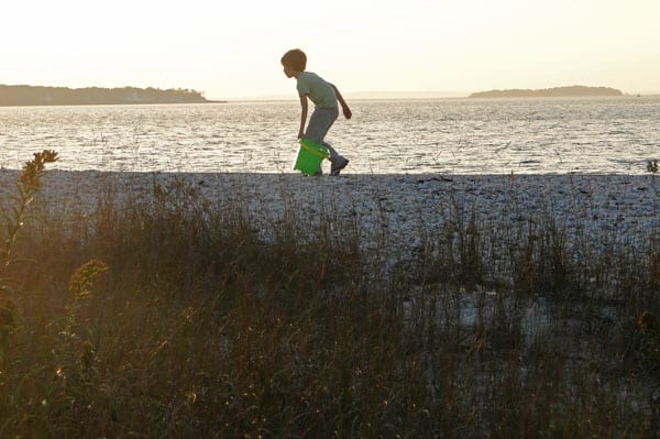 walking beach bucket