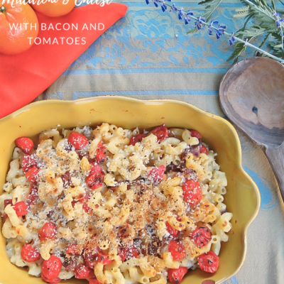 Macaroni and cheese with tomatoes and bacon