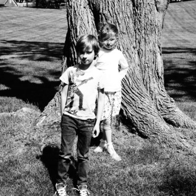 Luce and Theo standing in front of tree