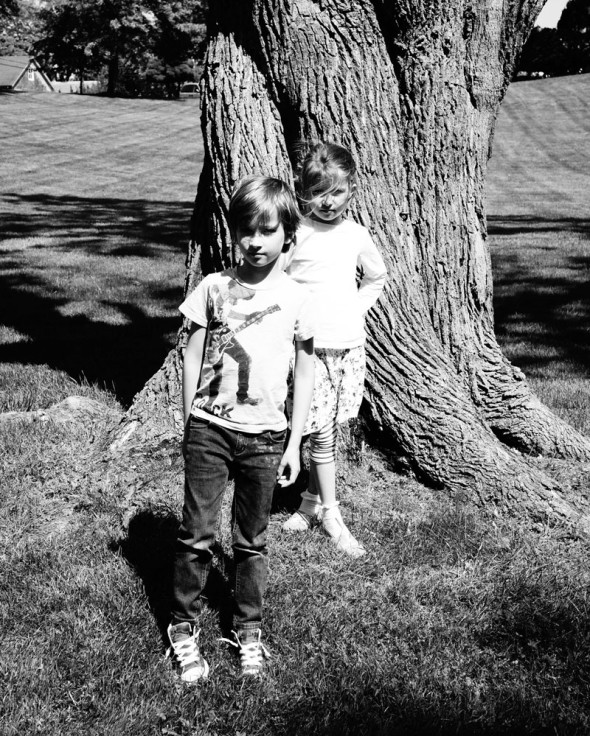 Luce and Theo standing in front of tree