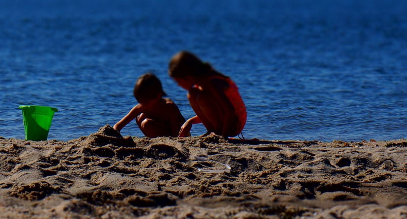 Luce and Theo playing on Long Beach