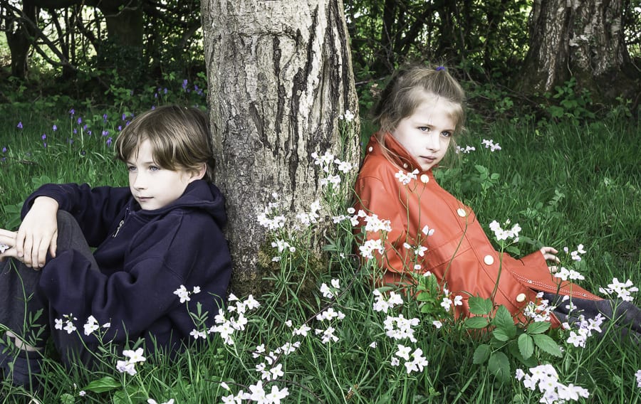 Luce and Theo sitting by tree