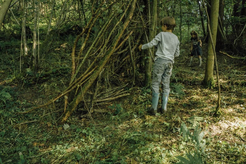 How to build an awesome den gathering branches