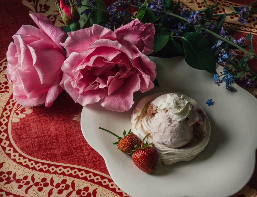 Roses meringue strawberry ice cream