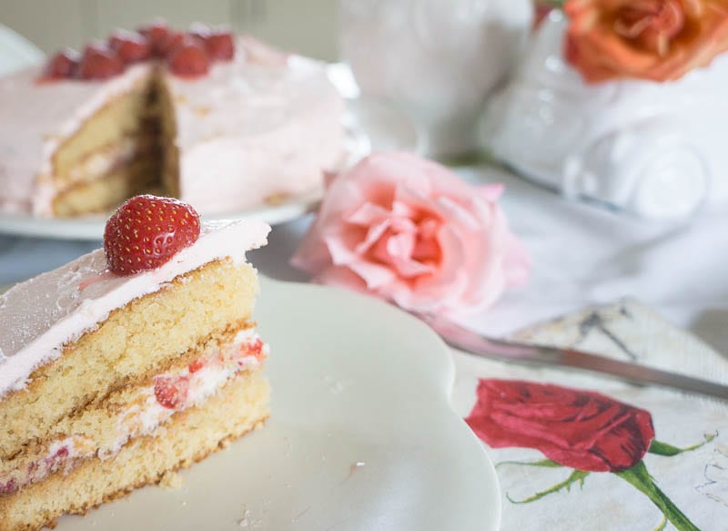 Recipe rose and strawberry cake