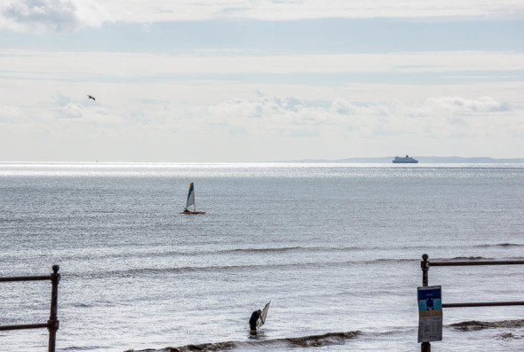 Shrimping and sailing and horizon