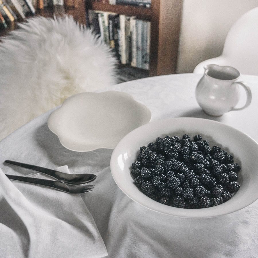 Blackberries in a bowl on table