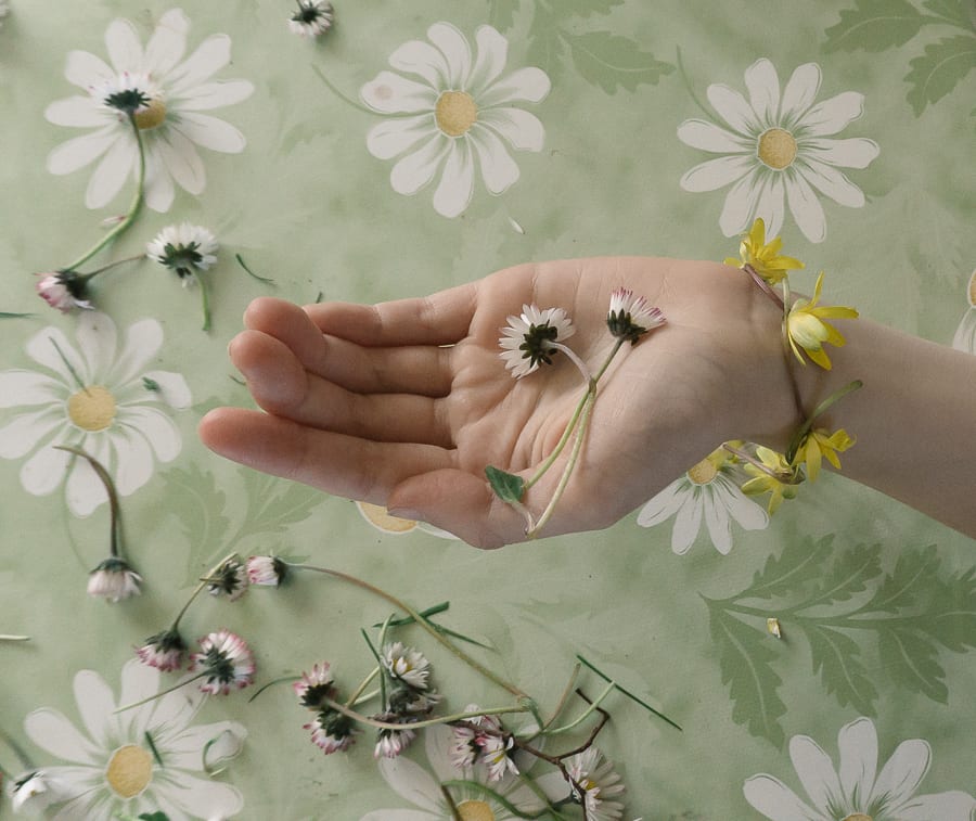 How to make a simple daisy chain flower bracelet