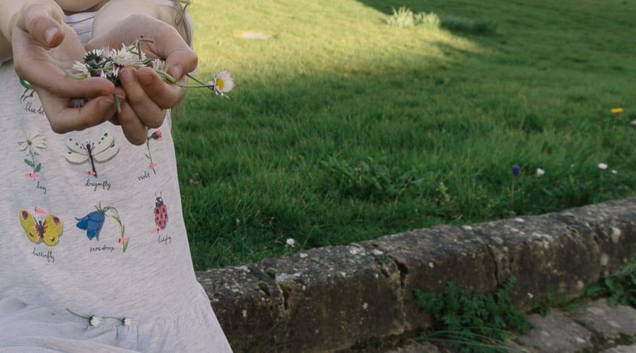 How to make a simple daisy chain handful of daisies