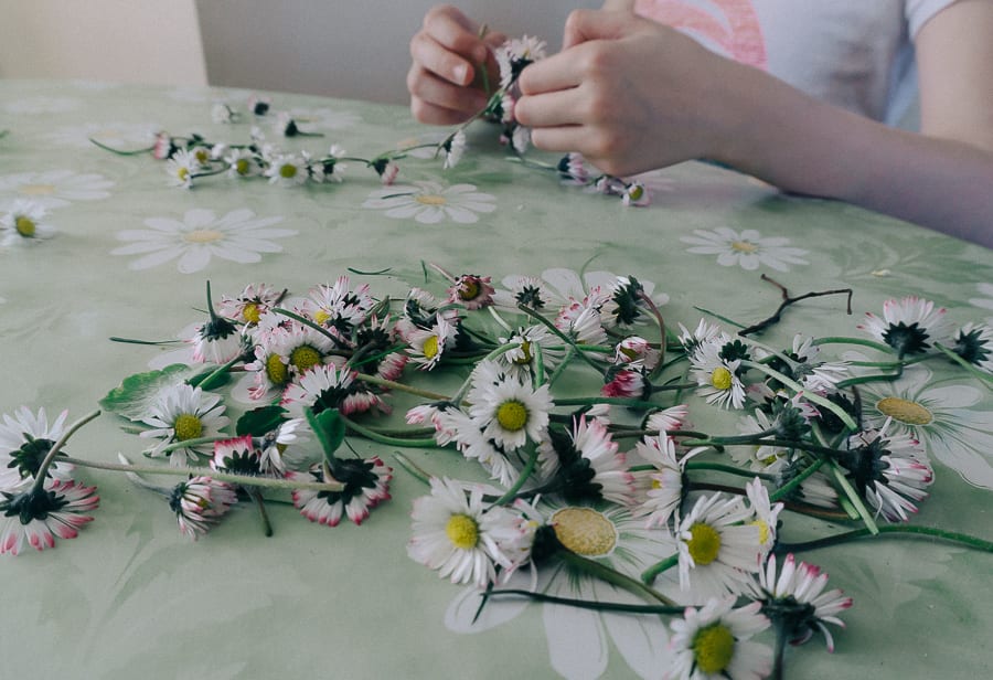 How to make a simple daisy chain thread daisies